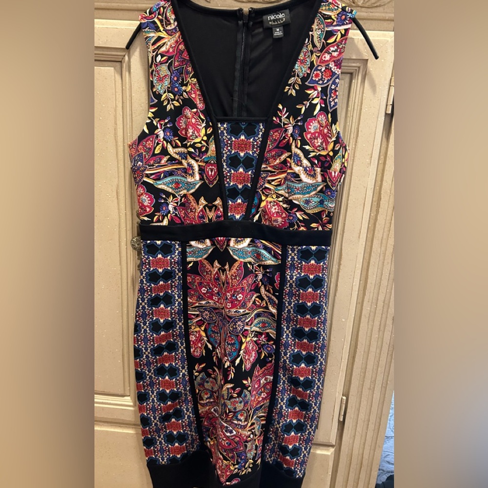 Nicole Miller Ladies Sleeveless Dress Size M Flattering multicolor.